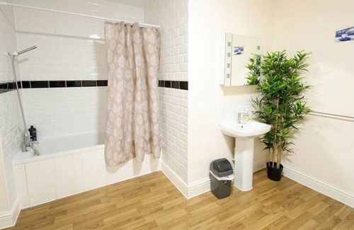 Bristol City Centre Apartamento | The Broadmead Forest - Spacious City Centre 3BDR Apartment