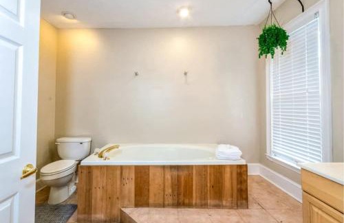 Columbus Casa | The Broadway Bungalow Walk to Riverwalk Dining!