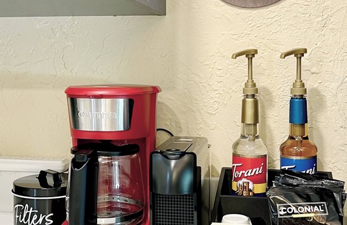 Central Sarasota Cabaña | Cozy Cottage close to everything w/ grill on patio