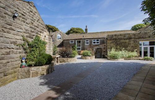 Hebden Bridge Casa | The Bronte Moor Retreat - 3 Bed, Pet Friendly Cottage - Stunning Views - Hot Tub