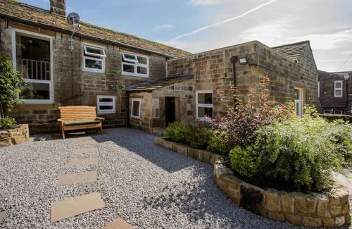 Hebden Bridge Casa | The Bronte Moor Retreat - 3 Bed, Pet Friendly Cottage - Stunning Views - Hot Tub
