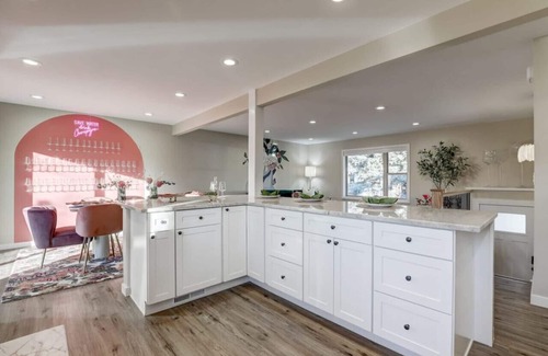 Allendale Area Casa | The Bubbly Bungalow | Photo Booth + Champagne Wall