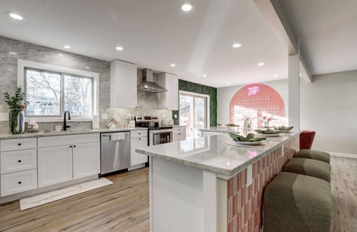 Allendale Area Casa | The Bubbly Bungalow | Photo Booth + Champagne Wall