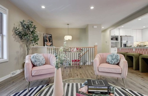 Allendale Area Casa | The Bubbly Bungalow | Photo Booth + Champagne Wall