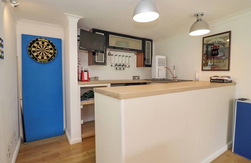 Stonehouse Cabaña | THE BULLSEYE, pet friendly, character holiday cottage in Stonehouse