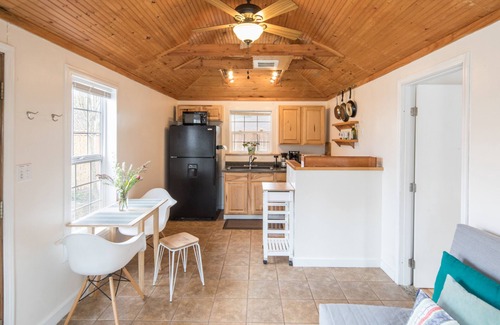 South Westside Casa | The Bungalow: una casa de huéspedes acogedora y privada en el centro de Olympia