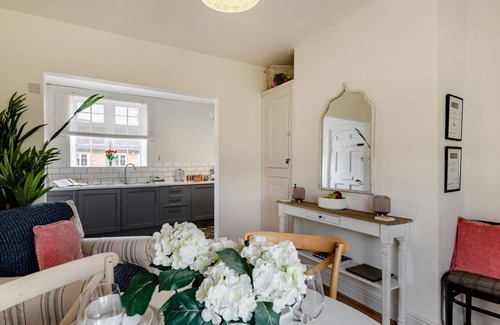 Lincoln Casa | The Bungalow - Two Bedroom House, Sleeps 4