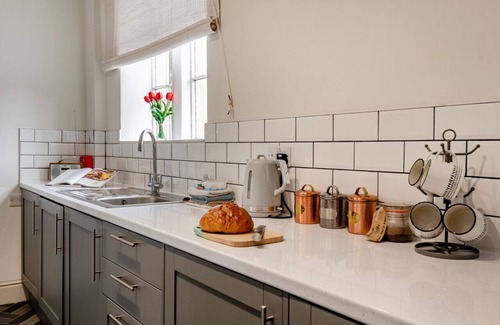 Lincoln Casa | The Bungalow - Two Bedroom House, Sleeps 4