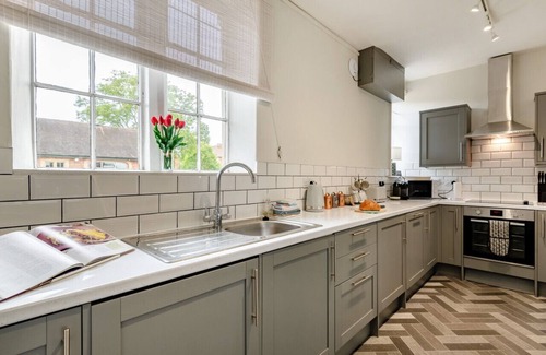 Lincoln Casa | The Bungalow - Two Bedroom House, Sleeps 4