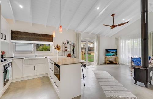 Wamberal Cabaña | The Bunkie, close to beach and local shops.