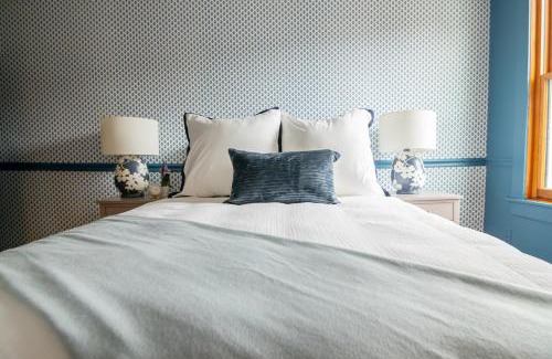 Newport Cama Y Desayuno | The Burbank Rose Inn