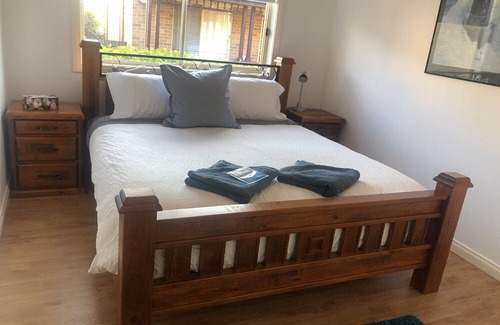 Milton Villa | "THE BUTLER"@Milton eats, theatre, gallery shopping,garage, wifi,2WC,very quiet