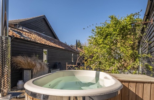 Halesworth Cabina | The Butterchurn, a luxurious designed and furnished lodge for couples