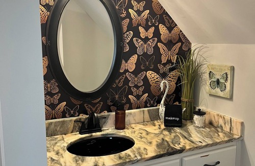 Jasper Cama Y Desayuno | The Butterfly Suite exudes an air of timeless elegance and natural splendor. Named in homage to the myriad species of butterflies that adorn the surrounding landscape.