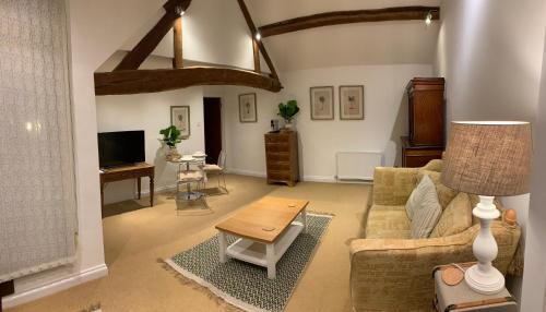 Frilford Cama Y Desayuno | The Byre, barn conversion king suite