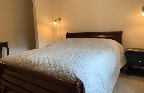 Frilford Cama Y Desayuno | The Byre, barn conversion king suite