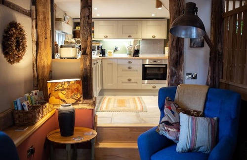 Bridgnorth Casa | The Byre - Beautiful Contemporary Barn - Hot Tub