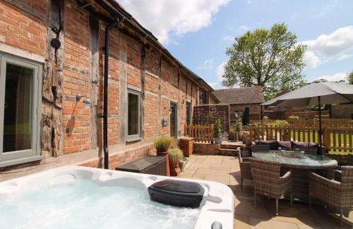 Bridgnorth Casa | The Byre - Beautiful Contemporary Barn - Hot Tub