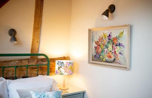 Bridgnorth Casa | The Byre - Beautiful Contemporary Barn - Hot Tub