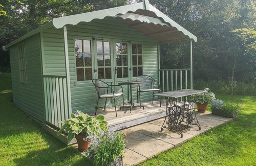 Rhosybol Cabaña | THE BYRE, character holiday cottage, with open fire in Dulas