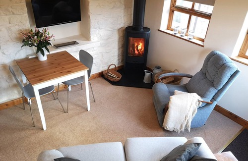Rhosybol Cabaña | THE BYRE, character holiday cottage, with open fire in Dulas