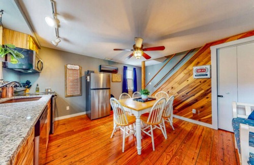 Augusta Cabina | Adorable cabaña, a pasos del río Ohio: bañera de hidromasaje, pozo de fuego y cocina completa