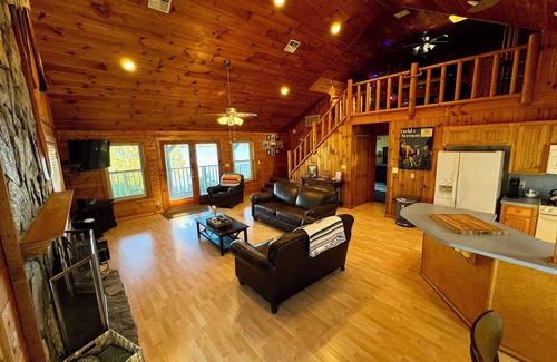 Mooringsport Cabina | The Cabin at Caddo Crossing - for the vibe of an old-time lodge on the bayou!
