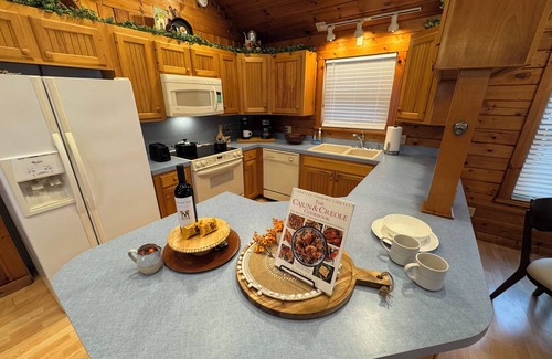 Mooringsport Cabina | The Cabin at Caddo Crossing - for the vibe of an old-time lodge on the bayou!