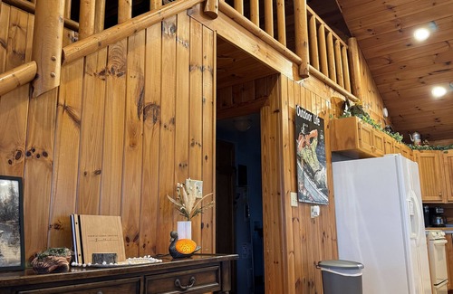 Mooringsport Cabina | The Cabin at Caddo Crossing - for the vibe of an old-time lodge on the bayou!