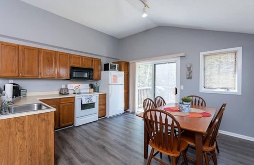 North Conway Casa | The Cabin at Crown Ridge, Nestled in the White Mountains of New Hampshire