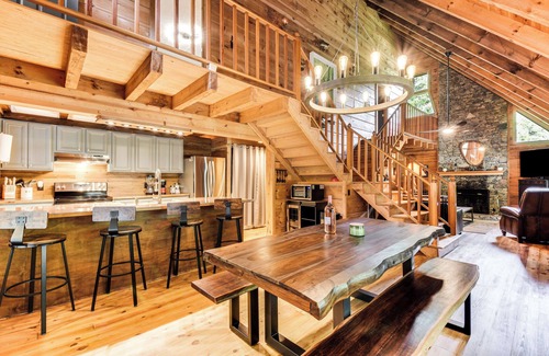 Helen Cabina | 'The Cabin at Dukes Creek' w/ Fire Pit & Hot Tub!