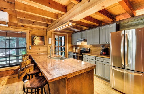 Helen Cabina | 'The Cabin at Dukes Creek' w/ Fire Pit & Hot Tub!