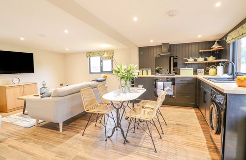 Glyndyfrdwy Cabaña | THE CABIN AT EVELYNS RETREAT, pet friendly in Glyndyfrdwy