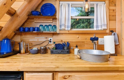 Kerns Hotel | The Cabin - Custom Tiny Home w/ Log Cabin Vibe