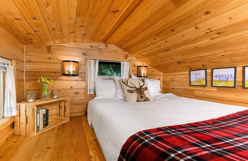 Kerns Hotel | The Cabin - Custom Tiny Home w/ Log Cabin Vibe