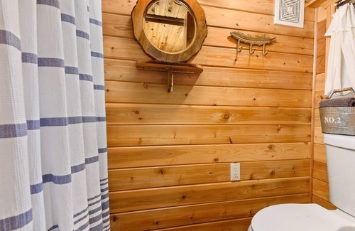 Kerns Hotel | The Cabin - Custom Tiny Home w/ Log Cabin Vibe