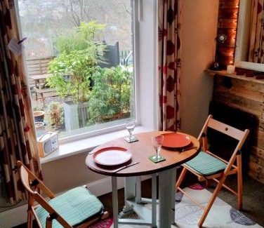 Wadsworth Apartamento | The Cabin - Great Views, Garden, Netflix, Near Town