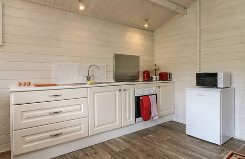 Saint Ann's Chapel Cabaña | THE CABIN, LOWLEY BROOK FARM, romantic, with a garden in Launceston