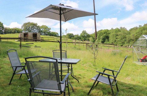Saint Ann's Chapel Cabaña | THE CABIN, LOWLEY BROOK FARM, romantic, with a garden in Launceston