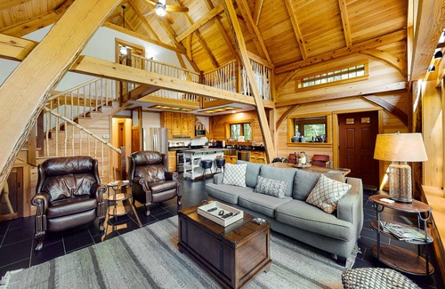 Franklin Casa | The Cabin on 32 wooded acres - tranquil new-build with sauna & forested views