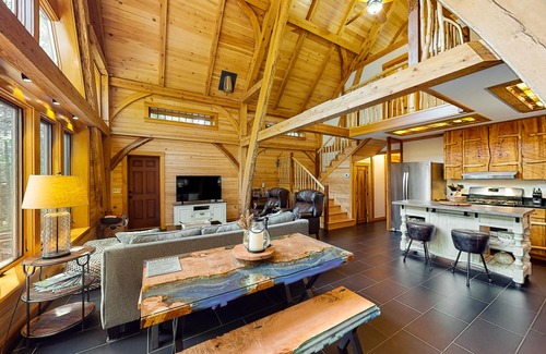 Franklin Casa | The Cabin on 32 wooded acres - tranquil new-build with sauna & forested views
