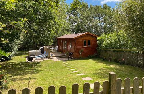 Maidstone Casa | The Cabin with Hot Tub