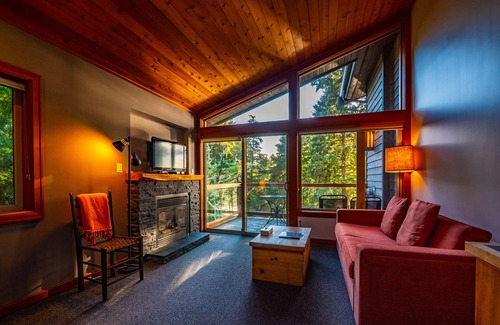 Ucluelet Condominio | The Cabins - 1 Bedroom Rain Forest - Deluxe Lodge Suites!