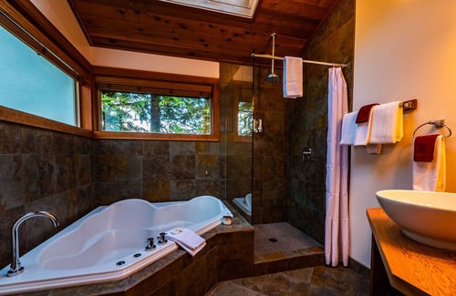 Ucluelet Condominio | The Cabins - 1 Bedroom Rain Forest - Deluxe Lodge Suites!