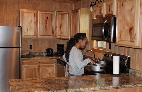 Fairhope Cabina | Log Cabin Rental en Fish River Christmas Tree Farm