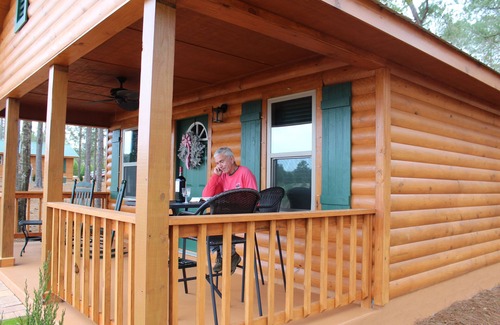 Fairhope Cabina | Log Cabin Rental en Fish River Christmas Tree Farm