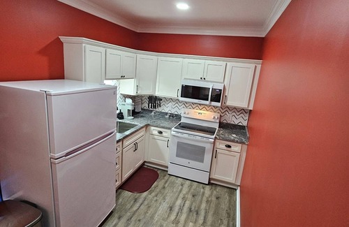 Holly Apartamento | The Caboose - Cozy space steps from downtown