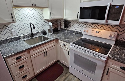 Holly Apartamento | The Caboose - Cozy space steps from downtown