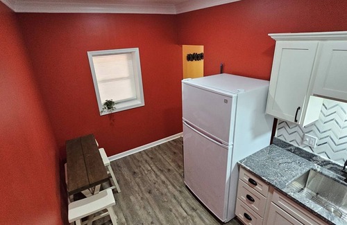 Holly Apartamento | The Caboose - Cozy space steps from downtown