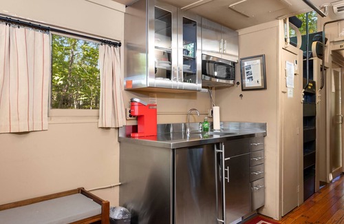 Empire Apartamento | The Caboose Summary: